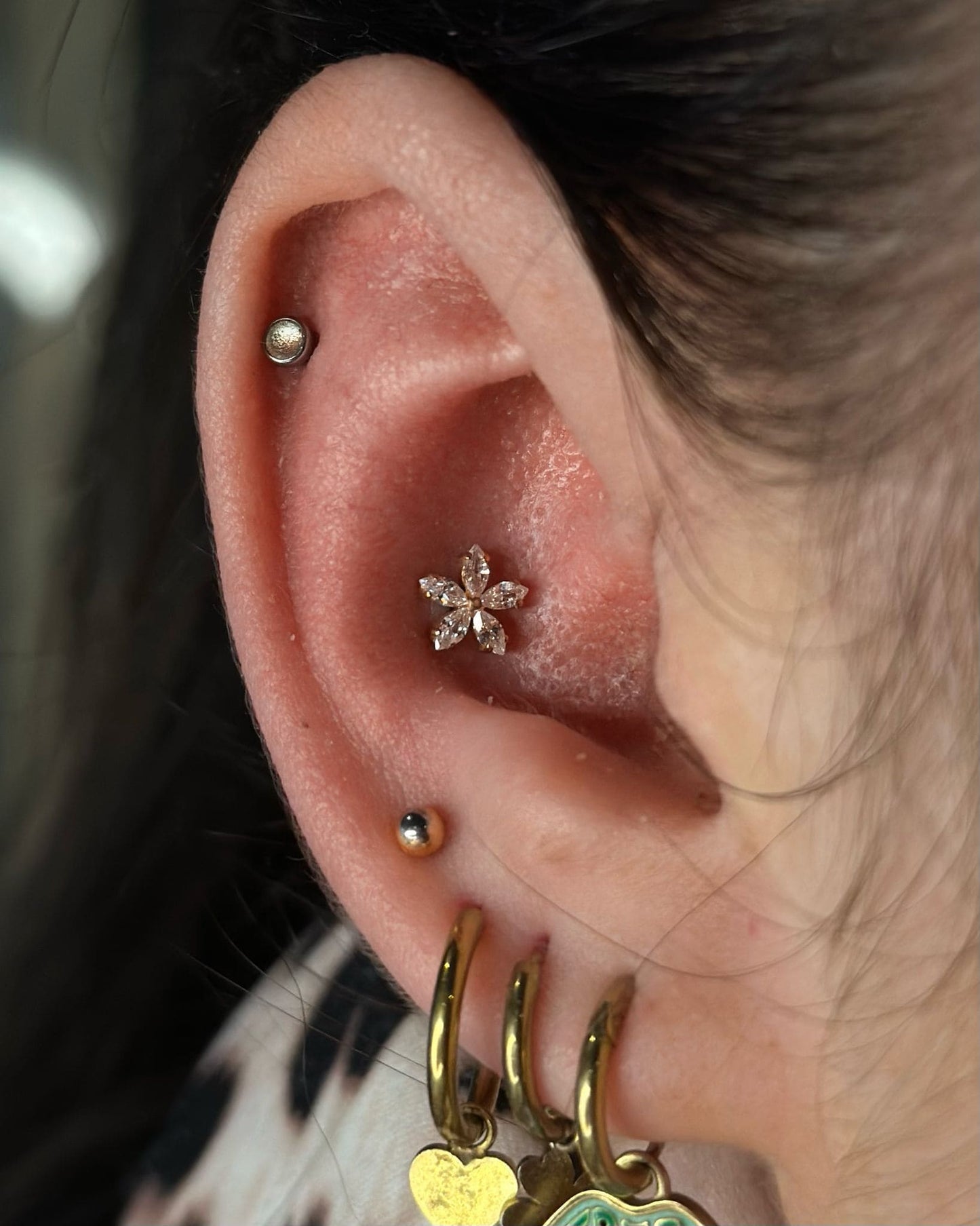 Titanium Bloem Piercing met Vijf Steentjes - Aubrey